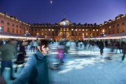 Pattinaggio sul ghiaccio alla Somerset House di Londra, Inghilterra. L'imponente edificio affacciati sul Tamigi, a est di Waterloo Bridge, è anche scenario di una bella pista ...