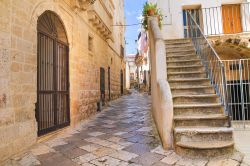 Pavimentazione a mattonelle in un vicolo del centro storico di Altamura, Puglia - © Mi.Ti. / Shutterstock.com