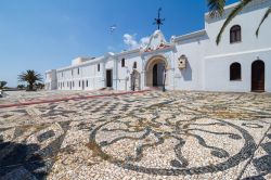 Pavimentazione a mosaico nel segrato di una chiesa a Tino, Grecia.

