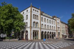 Pavimentazione a scacchiera di fronte a un antico palazzo di Osnabruck, Germania - © Marc Venema / Shutterstock.com