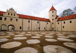 La pavimentazione della piazza del castello Freudenstein a Freiberg, Germania. Per la particolare geometria delle sue piastrelle è nota anche come !piazza astratta".
