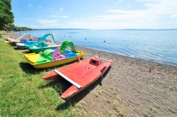 Pedalò ormeggiati sulla spiaggia di Trevignano Romano al lago di Bracciano, Lazio.



