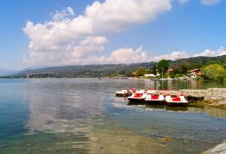 Pedalò ormeggiati sulle rive del lago di Viverone in Piemonte