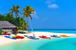 I pedalò su una spiaggia delle Maldive. L'arcipelago è una meta turistica ambita per i viaggi di nozze, ma ultimamente sta diventando molto frequentata anche dai viaggiatori ...