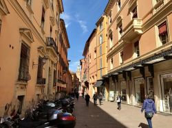 Pedoni in Via Massimo d'Azzeglio a Bologna, Emilia-Romagna. Collega Piazza Maggiore a Porta San Mamolo ed è nota perché qui, per molti anni, ha vissuto Lucio Dalla - © ...