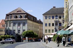 Pedoni nella piazza del mercato a Zittau, Sassonia, Germania. Situata lungo le antiche vie del commercio fra Boemia e Mare Baltico, questa cittadina era un tempo un importante centro di attività ...