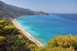 Pefkoulia Beach a Lefkada, Grecia - Sabbia finissima, acqua limpida e vegetazione rigogliosa per questo tratto di costa dell'isola che ospita la bella spiaggia di Pefkoulia © Cristina ...