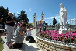 Pellegrini in preghiera nel piazzale della chiesa di Medjugorje in Bosnia Erzegovina - © bibiphoto / Shutterstock.com