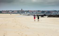 Pellegrini sul Cammino di Santiago nella spiaggia di Playade el Busco, Noja, Spagna - © Iryna Savina / Shutterstock.com