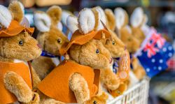 Peluches a forma di canguro in vendita al Queen Victoria Market di Melbourne, Australia.