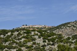 Penisola di Pilion, Tessaglia, con il villaggio montuoso di Trikeri sullo sfondo (Grecia).

