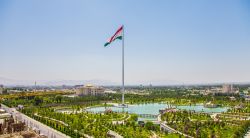 Pennone con la bandiera nazionale a Dushanbe, Tagikistan. 