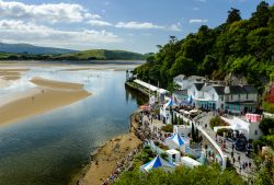 Pensioanti in pagaia  (si ringrazia per la sponsorizzazione automobili Volvo) sull'estuario a Portmeirion, Galles, UK.  Sulla destra l'Hotel Portmeirion - © Jason Batterham ...