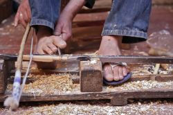 Lavorazione del legno alla medina di Marrakech, ...