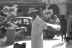 Un uomo a passeggio nella piazza Jamaa el Fna a Marrakech, Marocco - E' il centro vitale della città oltre che il simbolo stesso per eccellenza: in piazza Jamaa el Fna, che confina ...