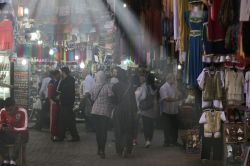 Gente nel souk di Marrakech, Marocco - Si trova nel cuore di questa città marocchina il più grande mercato tradizionale berbero, noto come souk, di tutto il paese. Vi si possono ...