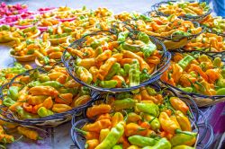 Peperoni colorati nel mercato centrale di Paramaribo, Suriname.

