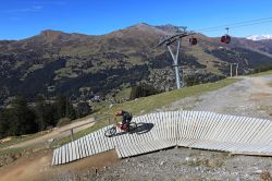 Percorso di downhill e funivia per Scharmoin nelle Alpi a Lenzerheide, Svizzera.
