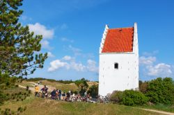 Percorso in bicicletta verso la chiesa sepolta dalla sabbia a Skagen, Danimarca.



