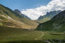 Percorso nella suggestiva valle alpina vicino a Valloire, Savoia, Francia.

