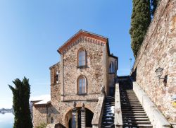 Il percorso pedonale che collega la chiesa con il centro del paese a Morcote, Canton Ticino (Svizzera).

