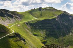 Percorso per bici verso la stazione della funivia di montagna Schattberg-West a Saalbach-Hinterglemm, Alpi (Austria).
