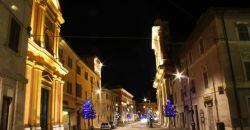 Pergola, via Don Minzoni (Pesaro e Urbino). Una delle vie del centro storico cittadino con gli alberi illuminati.
