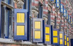 Persiane all'edificio Kanselarij di Leeuwarden, Paesi Bassi. Gialli e blu, gli scuri in legno dell'ex cancellaria Kanselarij sono uno dei suoi elementi caratteristici.
