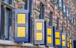 Persiane all'edificio Kanselarij di Leeuwarden, Paesi Bassi. Gialli e blu, gli scuri in legno dell'ex cancellaria Kanselarij sono uno dei suoi elementi caratteristici.
