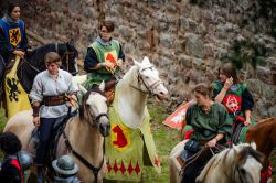 Personaggi in costume medievale al carnevale di Chatenois, Alsazia, sotto le mura della fortezza (Francia) - © bonzodog / Shutterstock.com
