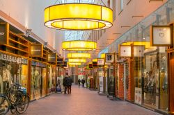 Persone all'area shopping Gooische Brink nella città di Hilversum, Olanda. E' una delle mete frequentate sia dagli abitanti che dai turisti - © TasfotoNL / Shutterstock.com ...