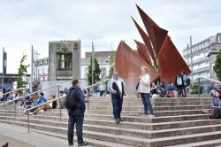 Persone in Eire Square nel centro di Galway, Repubblica d'Irlanda. Questo bel parco pubblico cittadino, noto anche come John F. Kennedy Memorial Park, è circondato su tre lati da ...