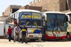Persone intente a pulire due bus in una stazione di Chiclayo, Perù. La maggior parte del trasporto dei passeggeri del Sud America parte dal Perù - © Sven Schermer / Shutterstock.com ...