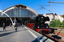 Persone sulla piattaforma accanto al treno a vapore nella stazione di Lubecca, Germania - © Michael715 / Shutterstock.com