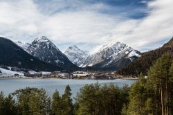 Inverno a Pertisau, Austria - La città affacciata sul lago Achensee è servita da un comprensorio sciistico ed è meta di vacanze sulla neve. L'offerta turistica è ...