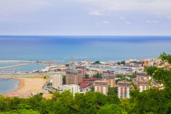 Pesaro e un tratto del litorale sul Mar Adriatico, Marche, Italia.
