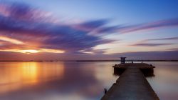 Pesca mattutina a Vila Franca de Xira, Portogallo, con i suggestivi colori dell'alba.
