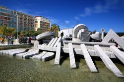 Particolare della Nave di Cascella a Pescara, Abruzzo. Questa scultura, inaugurata nel luglio 1987, rappresenta una barca a remi e rievoca la vocazione alla pesca dei cittadini - © onairda ...