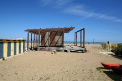 Spiaggia a Pescara, Abruzzo. Costa bassa e sabbiosa con spiagge che si estendono a sud e a nord del fiume Pescara caratterizzano il litorale di questo territtorio abruzzese - © onairda ...