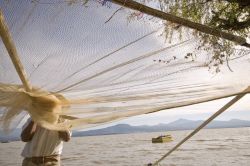 Pescatore di Patzcuaro, nei pressi di Morelos, prepara le reti, Messico. Questa suggestiva cittadina del Messico conserva tutt'oggi tratti particolari tanto da essere chiamata anche Pueblo ...