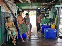 Pescatori con prodotti di mare in una fattoria vicino a un villaggio di moken, sud del Myanmar - © Apik / Shutterstock.com