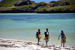 Pescatori a Watamu: un gruppo di pescatori sulla spiagga della Watamu Bay e sullo sfondo le cosiddette Love Islands, un gruppo di sette isolette che proteggono la baia dove si affaccia il Seven ...