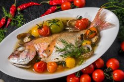 Pesce all'acqua pazza, una specialità dei ristoranti di Ischia.