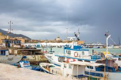Pescherecci nel porto di Trapani, Sicilia - Città incantevole sull'estremità nord dell'isola, famosa per le sue spiagge bianche, il mare blu intenso, le calette e i luoghi ...