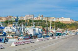 Pescherecci ormeggiati lungo il molo del porto di Ortona (Chieti, Abruzzo) - foto © ValerioMei / Shutterstock.com