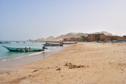 Pescherecci tradizionali in legno nel villaggio di Qalansiya nella laguna Detwah sull'isola di Socotra, Yemen - © Oleg Znamenskiy / Shutterstock.com