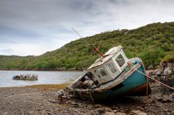 Peschereccio abbandonato sull'isola di Lewis and Harris, Scozia - Il fascino di quest'isola, la più estesa della Scozia e la più grande fra quelle britanniche dopo Gran ...