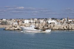 Peschereccio nel porto di Scoglitti, frazione di VIttoria in Sicilia, provincia di Ragusa - © Angelo Giampiccolo / Shutterstock.com