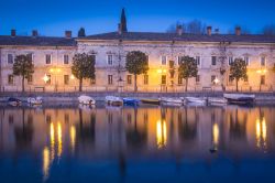 Peschiera del Garda, sul Lago di Garda, di sera, Veneto. Siamo 25 chilometri a ovest di Verona.
