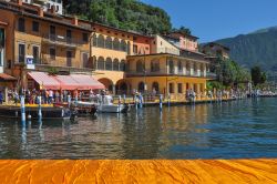 Peschiera Maraglio, fotografata dalla prospettiva insolita delle Floating Piers. Le passerelle galleggianti di Christo sono un'istallazione dell'artista Christo, che tra giugno e inizio ...